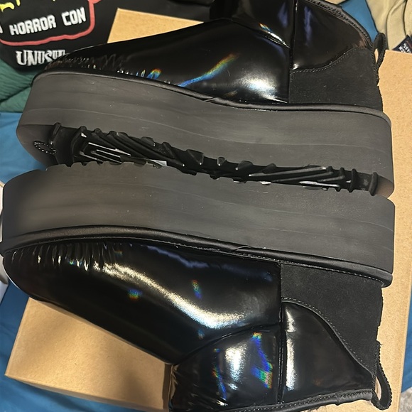 Women’s Uggs - Picture 4 of 4